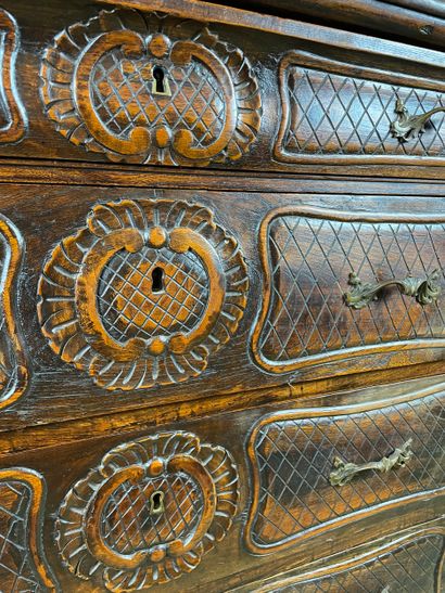 Commode en bois à décor sculpté, poignées...