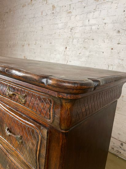 Commode en bois à décor sculpté, poignées...
