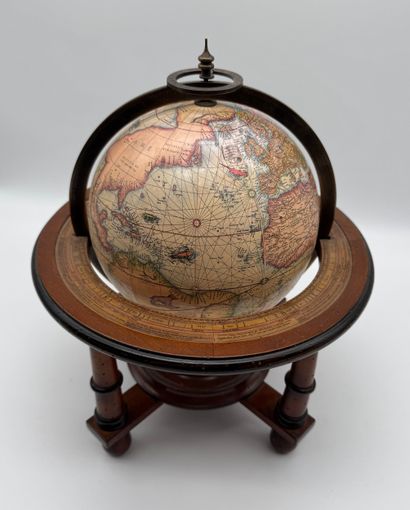 Globe terrestre sur piètement en bois
Globe...