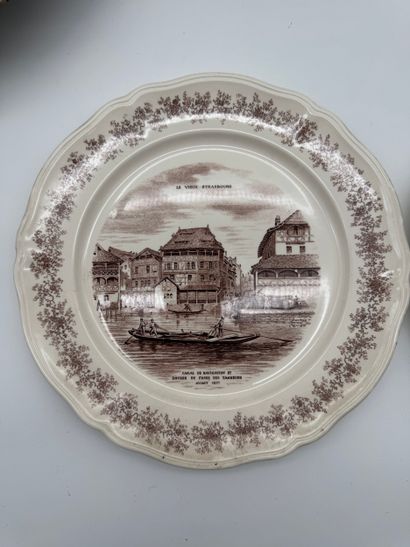 Lot d’assiettes en faïence et céramique diverses...