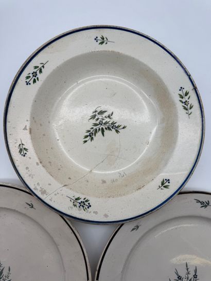 Lot d’assiettes en faïence et céramique diverses...