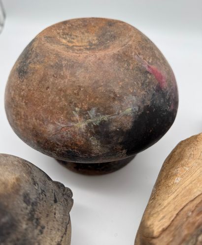 Ensemble d’objets ethnographiques en terre...