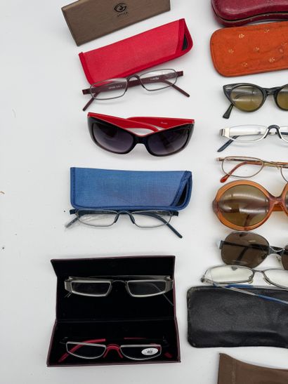 Lot de lunettes et étuis divers
Ensemble...