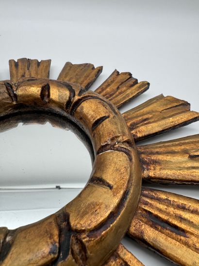 Miroir en bois sculpté et doré, à décor de...