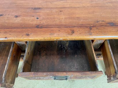 Table console en bois ouvrant par trois tiroirs...