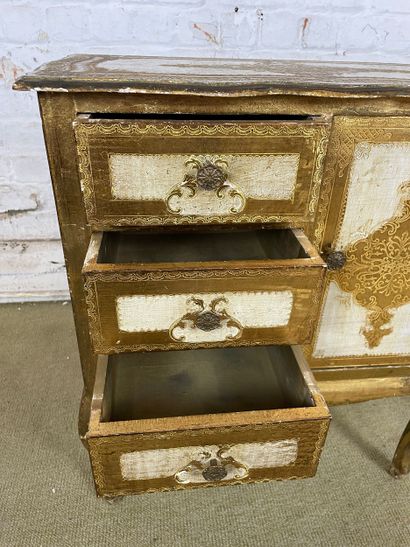 Commode d’appoint en bois stuqué et doré...