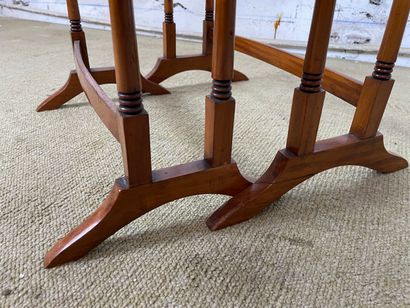 Paire de tables gigognes de style Sheraton...