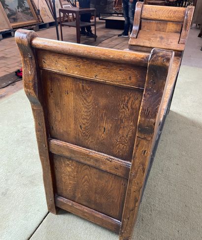 Banc coffre en chêne sculpté, style néo-gothique,...
