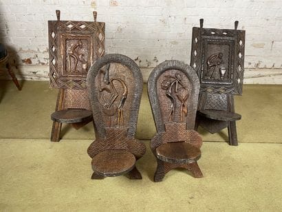 Lot de 4 sièges africains sculptés en bois...