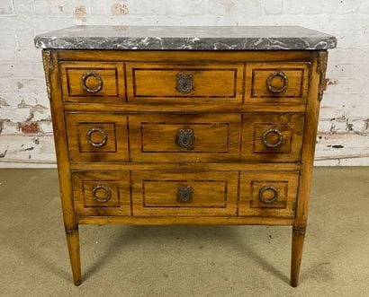 Commode de style Louis XVI en bois, plateau...
