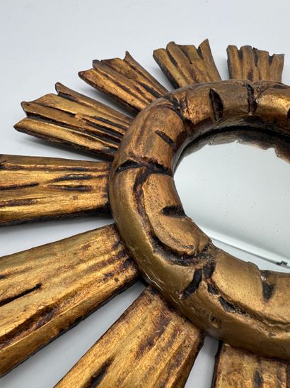 Miroir en bois sculpté et doré, à décor de...