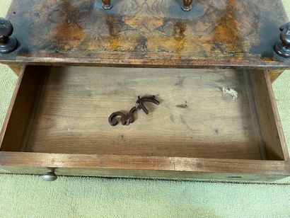 Canterbury / whatnot en noyer et loupe de...