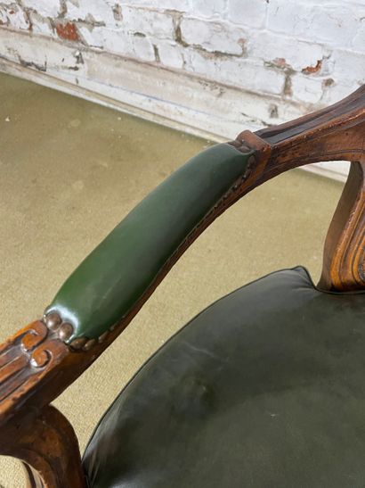 Fauteuil en bois sculpté, cannage et cuir...