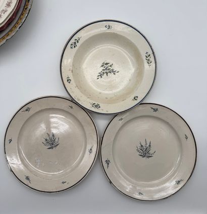 Lot d’assiettes en faïence et céramique diverses...