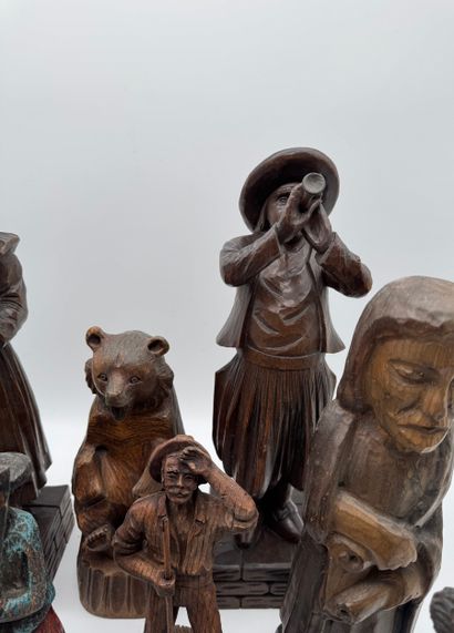 Set of wooden sculptures with various subjects
A...
