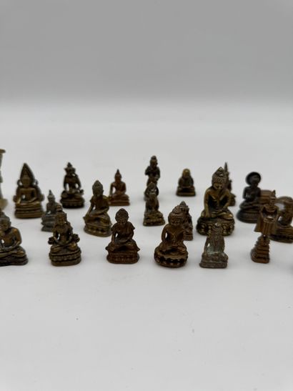 Lot de petites figurines bouddhistes
Ensemble...