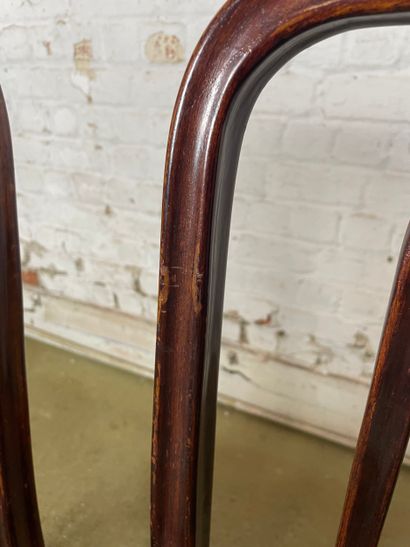 Suite de six chaises dans le goût de Thonet...