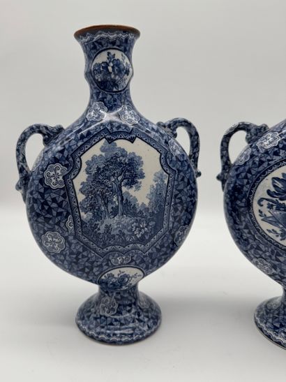 Paire de vases gourdes en faïence à décor...