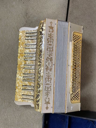 Accordéon piano ANTONIA - milieu du XX siècle
Accordéon...