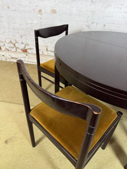 Ensemble de salle à manger moderniste dans...