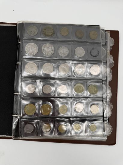 Lot de 2 classeurs numismatiques avec monnaies
Ensemble...