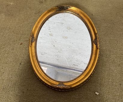 Miroir ovale en bois doré de style Louis...