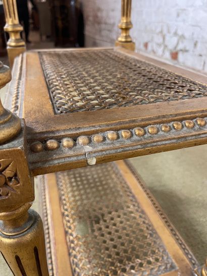 Guéridon à tablettes de style Louis XVI
Petit...