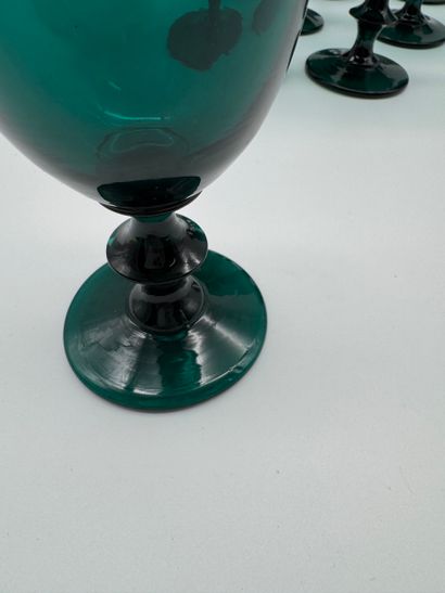 Suite de 12 verres à pied en verre teinté...