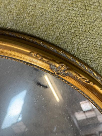 Miroir ovale en bois doré de style Louis...