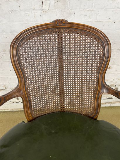 Fauteuil en bois sculpté, cannage et cuir...