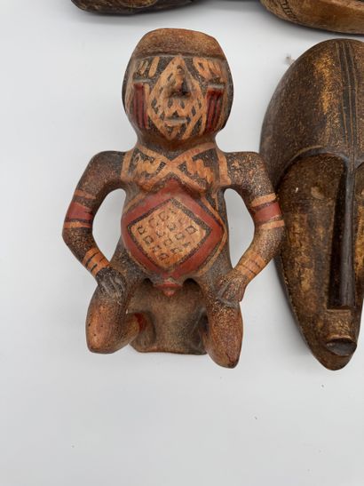 Lot of African-style objects (masks and sculptures)
Set...