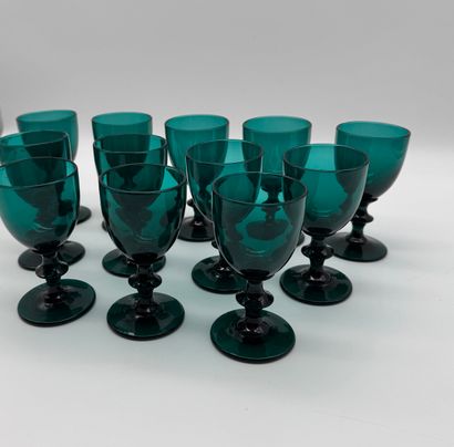 Suite de 12 verres à pied en verre teinté...
