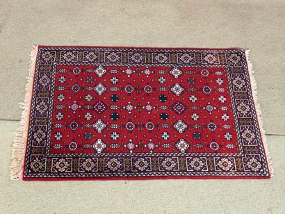 Wool carpet with guls design, in the taste...