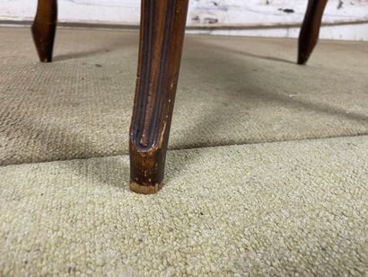 Fauteuil en bois sculpté, cannage et cuir...