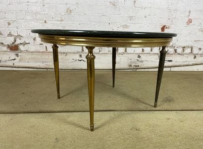 Table basse en laiton et marbre vert, dans...