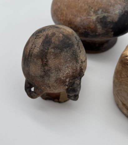 Ensemble d’objets ethnographiques en terre...