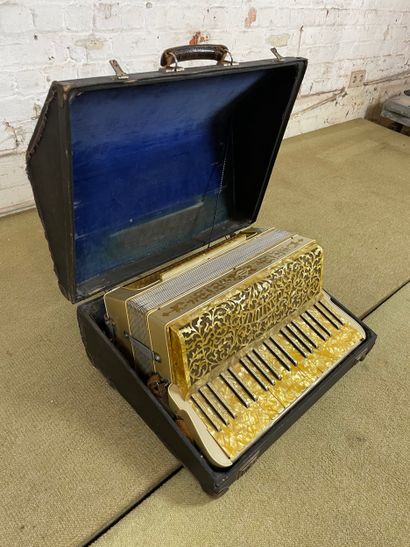 Accordéon piano ANTONIA - milieu du XX siècle
Accordéon...