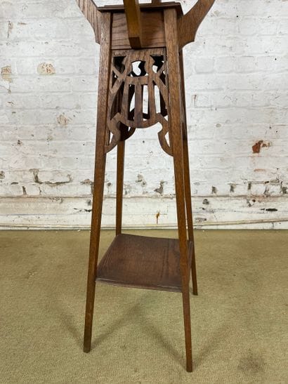 Sellette en bois sculpté à décor ajouré -...