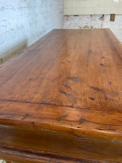 Table console en bois ouvrant par trois tiroirs...