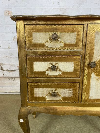 Commode d’appoint en bois stuqué et doré...