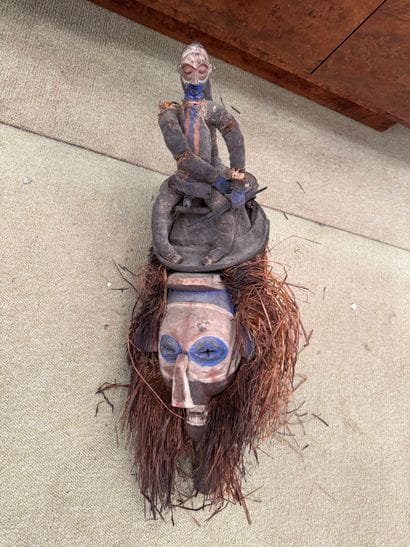 Anthropomorphic mask with figure - Central...