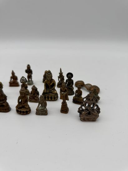 Lot de petites figurines bouddhistes
Ensemble...