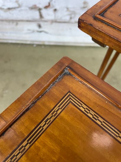 Paire de tables gigognes de style Sheraton...
