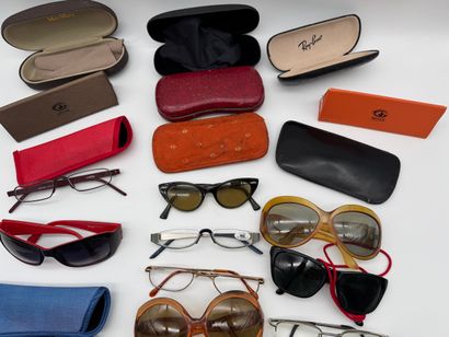 Lot de lunettes et étuis divers
Ensemble...