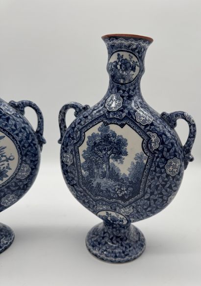 Paire de vases gourdes en faïence à décor...