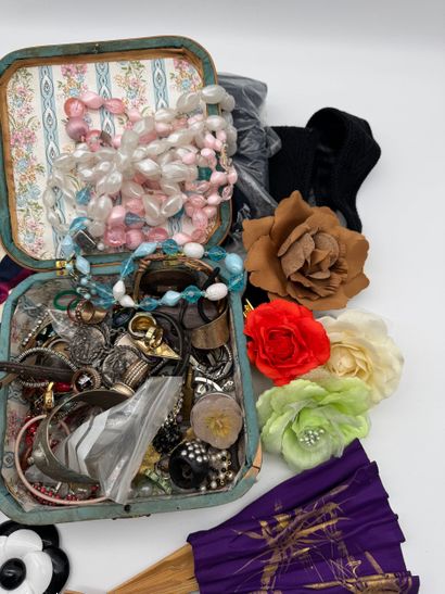 Lot comprenant bijoux fantaisie et accessoires...
