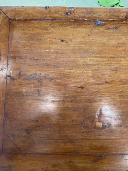 Table console en bois ouvrant par trois tiroirs...