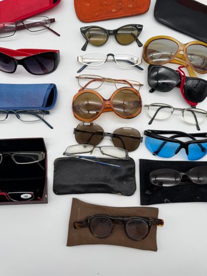 Lot de lunettes et étuis divers
Ensemble...