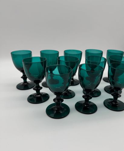 Suite de 12 verres à pied en verre teinté...