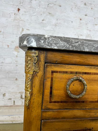 Commode de style Louis XVI en bois, plateau...